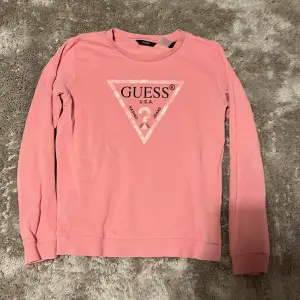 Guess hoodie rosa ej mycket använd säljer för att den är för liten 