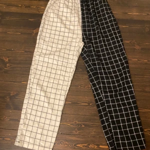 Svartvita byxor - Byxor från shein (döm mig inte) är M men egentligen lite mindre