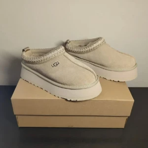 Ugg tazz - Helt nya och oanvända. Storlek 39. Kommer i sin låda med kvitto. 