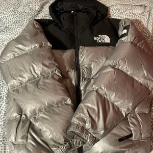 The north face jacka  - Ganska ny jacka fick i present, blev för lite vid midjan och därifrån vill jag sälja bort snabbt och få tillbaka pengar av det. Pris kan DISKUTERAS!!!