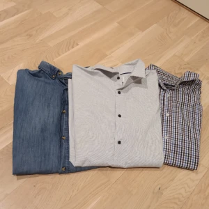 Tre skjortor - Tre väldigt fina skjortor i olika material. Från Hampton Republic (kappahl) i storlek XL.  Jeans skjortan och den ljusa har inga defekter. Den rutiga har fått hål på baksidan i tvätten, men som sedan sytts ihop (skriv ang. Bilder) 