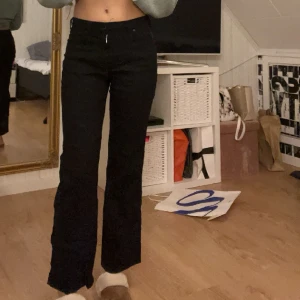 Jeans - Jeans från Armani, jätte fina och lågmidjade. Hör av er vid frågor ❤️passar bra på mig som har 34-36, äldre modell. 