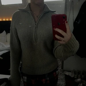 H&M halfzip  - Fin stickad tröja med dragkedja från H&M som inte kommer till användning 💕vet inte riktigt vad jag ska kalla färgen men tycker den är lite oliv/beige