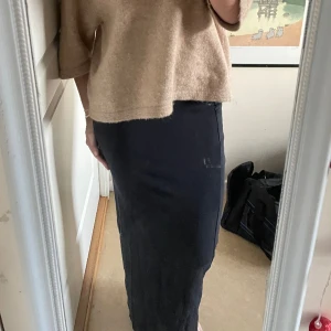 Lång kjol - Lång kjol i marinblå, super fint skick knappt använd 