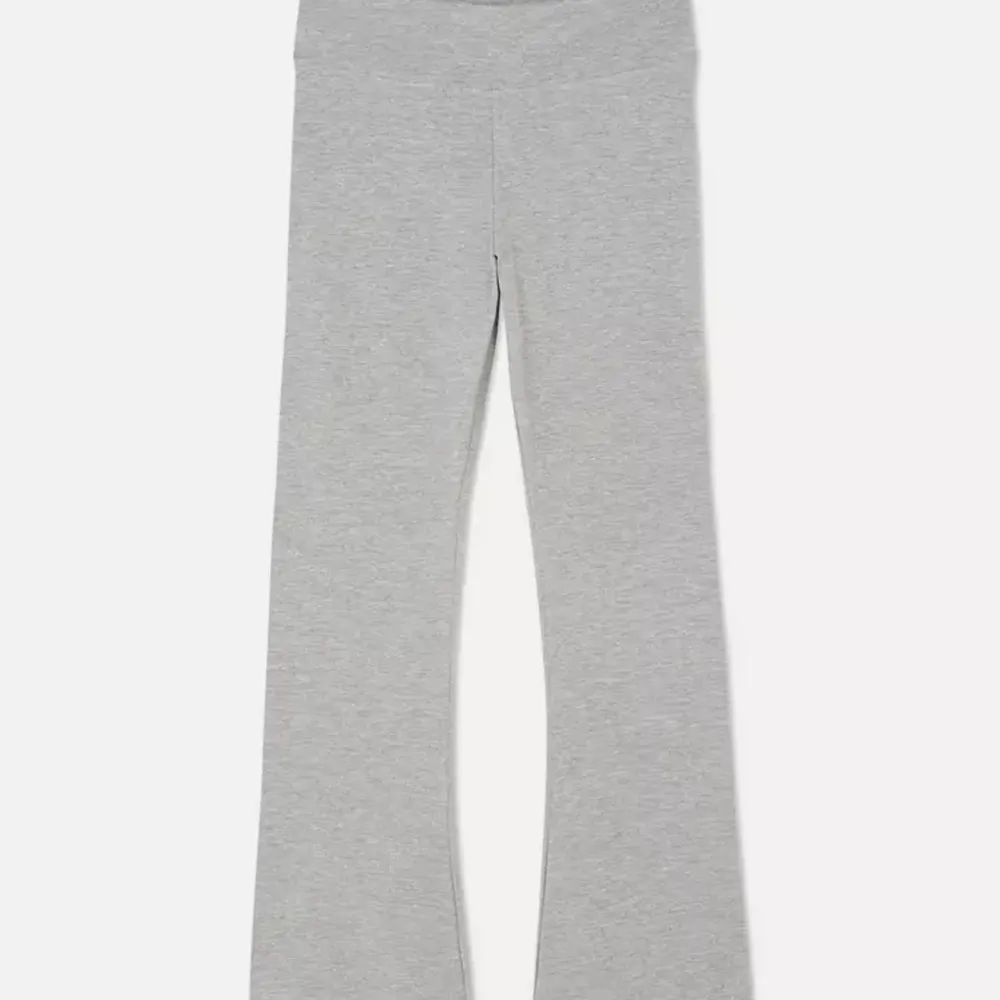 Ljusgrå yoga pants från Primark. Aldrig använda, har prislappen kvar. 🤍. Jeans & Byxor.