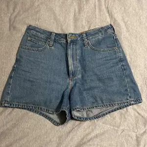 1 st blåa Lee jeans shorts. Använda ca 4 gånger och säljs pga att de är för stora. De har töjts ut i tvätten och kan därför upplevas större i storleken. Nypris: 599 Skriv för fler bilder.