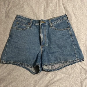 Lee jeans shorts - 1 st blåa Lee jeans shorts. Använda ca 4 gånger och säljs pga att de är för stora. De har töjts ut i tvätten och kan därför upplevas större i storleken. Nypris: 599 Skriv för fler bilder.
