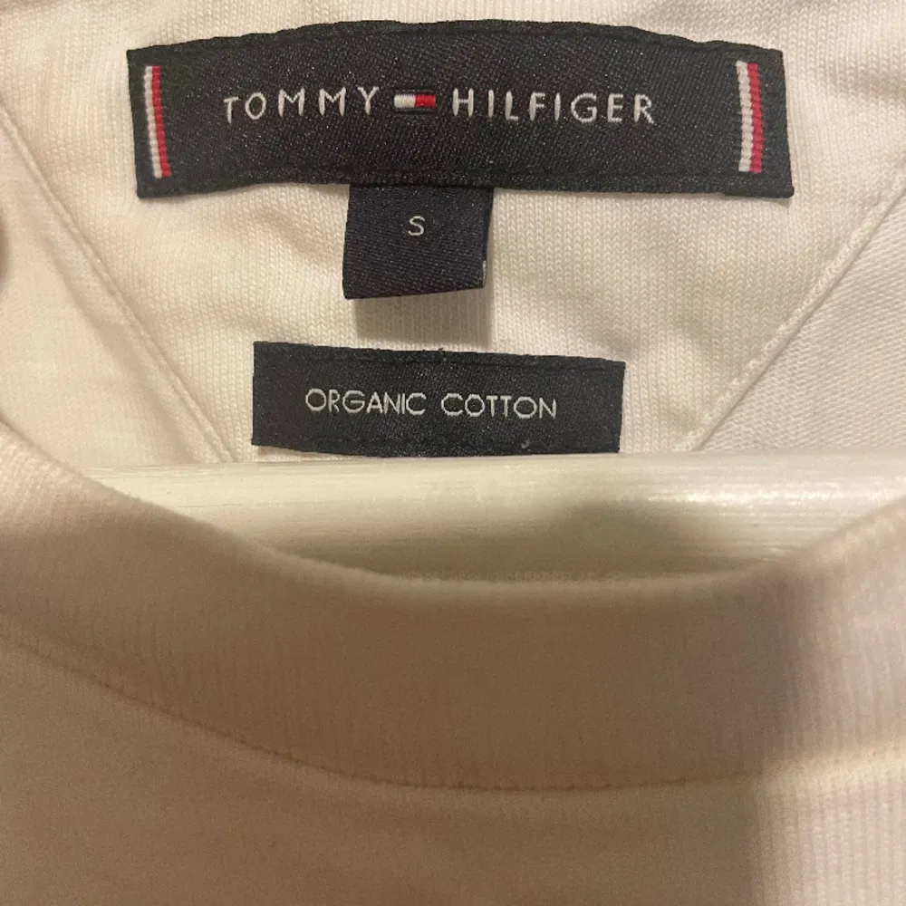 Tommy Hilfiger tshirt, köpt från självaste butiken, storlek M, i jätte bra skick, vit och guld, skriv för mer information.. T-shirts.