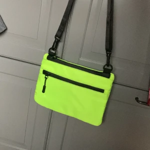 Asos neon väska fickor reglerbar 17x23 cm - Fin söt väska 70-80 tals inspirerad