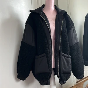 Jacka  - Jacka med Teddy tyg med detaljer. Längre i modellen🖤