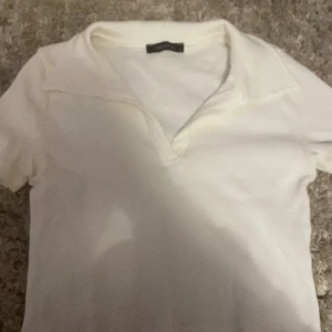 Topp - Vit topp som är cropped, fint skick 