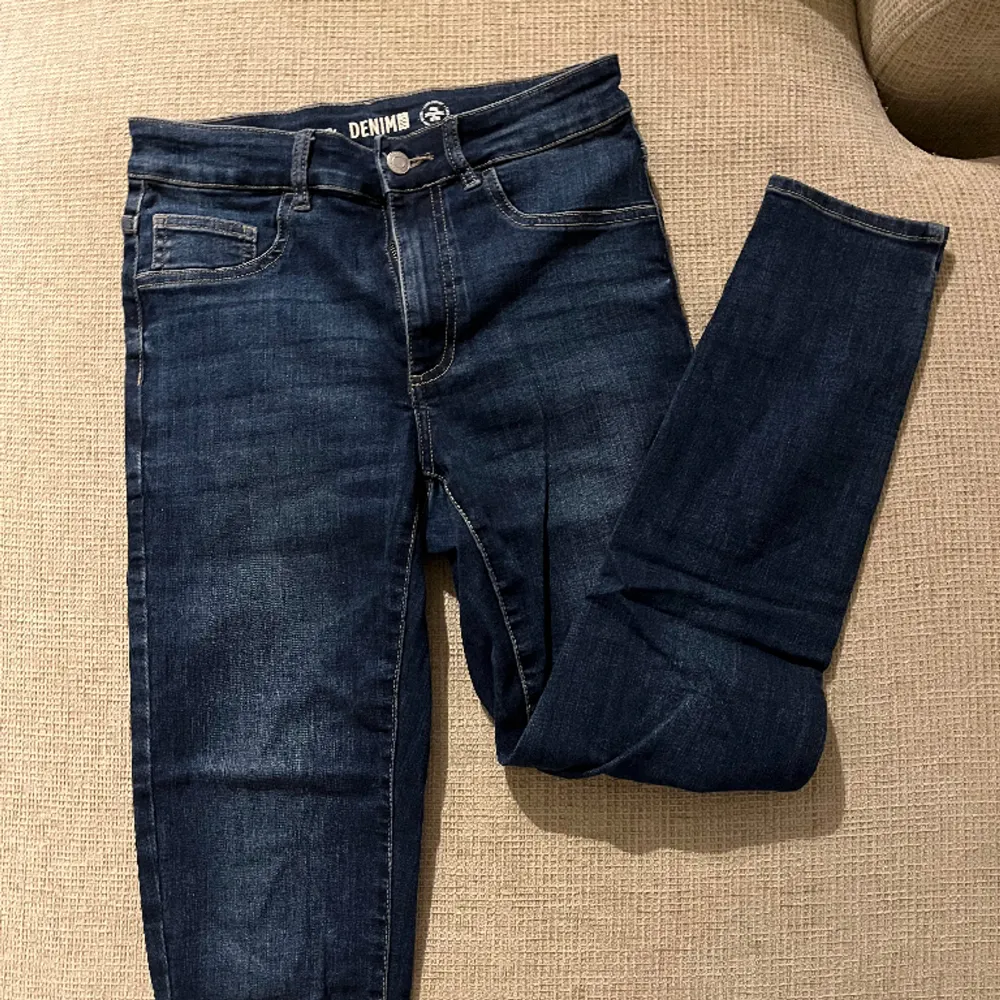 Mörkblå skinny jeans från kappahl i modell ”Mary”. Står strl 40 men har krympt något så mer som en 38. Jeans & Byxor.