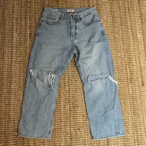 Vintage Tommy jeans i boyfriend modell, snygga å bekväma! Säljs då de inte kommer till användning!🪐