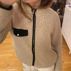 Teddyjacka  - Säljer denna supermysiga teddyjacka då jag har en liknande💌tveka inte om ni har några frågor❤️