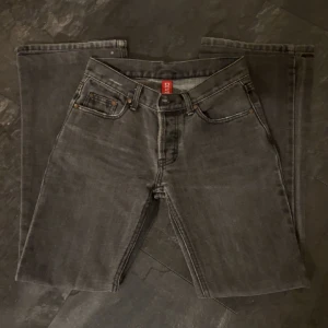 Gråa lågmidjade boot cut jeans  - Supersnygga lågmidjade jeans som inte längre kommer till användning, bra skick på jeansen💗