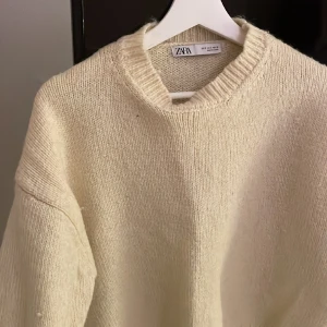 Stickad tröja zara  - Fin ljusgul stickad tröja från zara. Inga defekter! 
