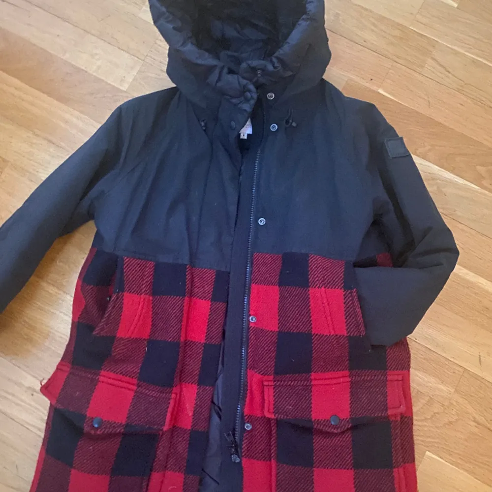 Woolrich barn ull Parka med Thermore foder, denna jacka har vår dotter älskat! Unik Cool i sitt slag med de skönaste bröstfickorna nypris 4500.- håller barnen garanterat varma. Jackor.