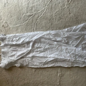 Vit sommarklänning  - Perfekt vit sommarklänning till midsommar. Virala klänningen från HM