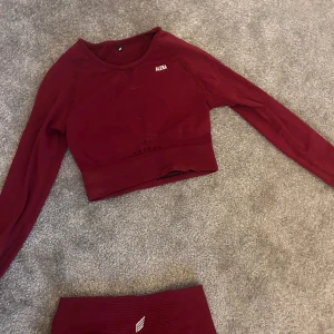 Tränings set  - Rött snyggt träningset använt fåtal gånger, nyskick  Delarna kan även säljas separat 