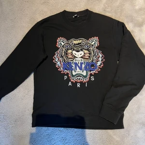 Kenzo tröja str M - Kenzo tröja i mycket fint skick. Mycket sparsamt använd. Svart, str M. Äkta, köpt på Emporia. Finns kvitto. 