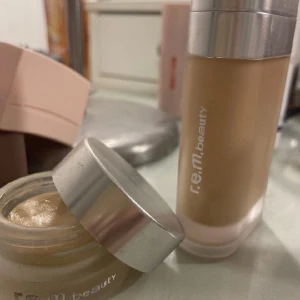 Foundation REM Beauty - ENDAST FOUNDATION KVAR TILL SALU!  Kan köpas tillsammans men också separat, skriv ifall du är intresserad av bara en. Originalpris foundation: 319kr