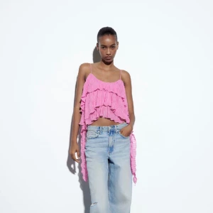 Zara topp med volanger - En supersnygg helt oanvänd, så helt ny, rosa zara topp! Slutsåld på hemsidan och var väldigt populär. Den enda defekten är att jag klippt av dom långa tygbitarna som sticker ut från sidorna💕💕 Pris kan diskuteras 