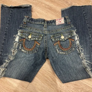 True religion jeans  - Ass cola true religion jeans som är köpt här på Plick ❤️ 💓 OBS! ( det finns ingen gylf utan en till knapp ) skriv om ni undrar mer om det så skickar jag fler bilder! Midjemått tvärsöver 35cm , innerbenslängd 73cm