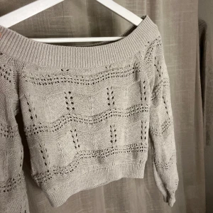 söt tröja 💓 - Jätte fin beige långärmad tröja utan axlar 💓💓 super söt, andra bilden är bild på tröjan som jag såg en tjej hade på tik tok!! Bara o skriva vid frågor 