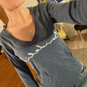 Fin långärmad tröja   - Inte använd så jätteofta därför säljer jag, men snygg och funkar med mycket, säljer billigt.