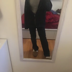 Zip hoodie lager 157 - Svart Hoodie lager 157. Zip hoodie med dragkedja. Strl xl men sitter oversized på mig som vanligtvis har xs- s.