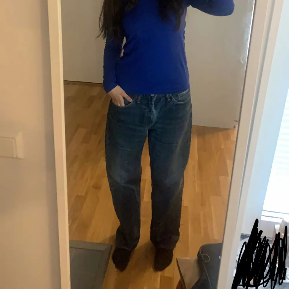 Snygga levis jeans 💙helt ok skick, pytteliten slitning där bak som knappt syns ( sista bilden ) kom privat för närmare bild ☺️ Är 161 cm 💓. Jeans & Byxor.