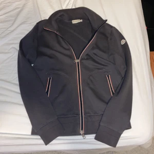 Moncler cardigan  - Säljer nu min moncler cardigan till ett mycket bra pris. Storleken är M, men jag skulle säga att den sitter mer som S. Skick 9/10. Självklart äkta, vilket även kan bekräftas med qr kod. Vid frågor eller funderingar är det bara att höra av sig!
