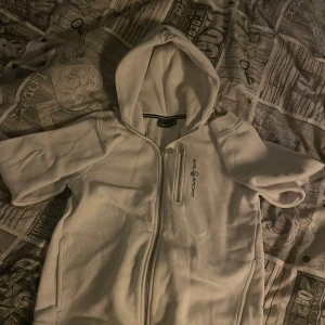 Sail racing zip hoodie  - Säljer denna zip hoodie som är väldigt liten på mig storlek 160 men passar ungefär xxs, tröjan är i ett väldigt bra skick