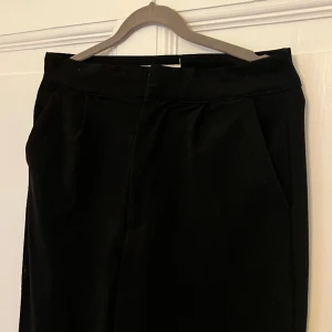 Kostymbyxor  - Fina kostymbyxor från Pull&bear i strl xs men skulle säga att de passar en s också! Byxorna är raka i modellen vilket gör att man kan bära dem så både midwaisted och highwaisted💗 Är i gott skick!