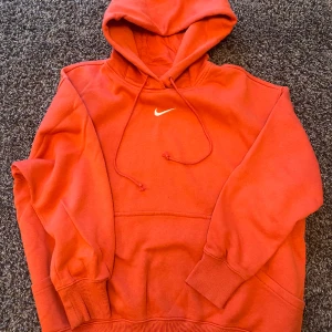 NIKE oversize hoodie dam M - SWEATSHIRT NIKE SPORTSWEAR PHOENIX FLEECE WOMEN'S OVERSIZED PULLOVER HOODIE Ytterst lite använd, mycket gott skick! Finns i Skogås🏡 https://www.footshop.eu/en/hoodies-and-sweatshirts/234010-nike-sportswear-phoenix-fleece-women-s-oversized-pullover-hoodie-
