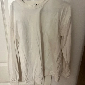 Vit tröja  - Säljer denna tröja från Gina