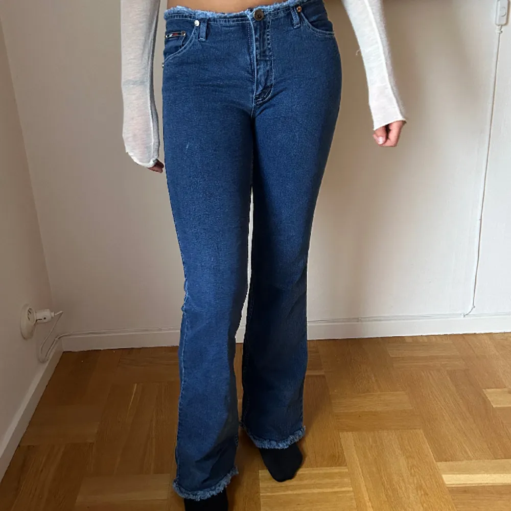 Låga jeans med coolt avklippt midja, knappt använda. Skriv om intresserad🤗. Jeans & Byxor.