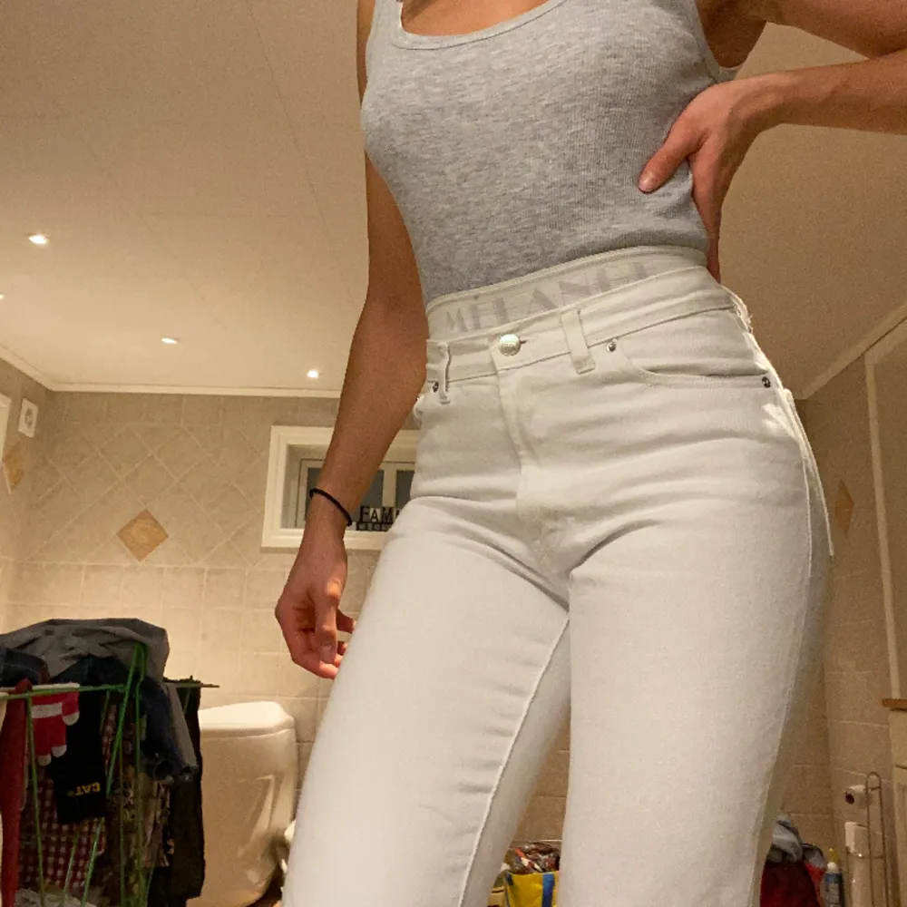 Säljer dessa vita mom jeans i storlek S från bikbok för 70kr. De är använda flertal gånger men i gott skick. . Jeans & Byxor.