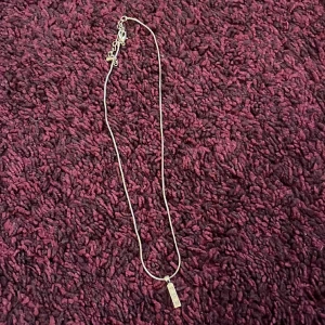 Äkta silverhalsband  - Säljer äkta silverhalsband (osäker på om berlocken är det) - men kedjan är det iaf. Säljer pga för litet. Pris diskuterbart ❤️🩷