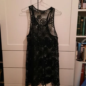 Svart spets linne/klänning - Svart spets, antingen ett långt linne eller en kort klänning. Aldrig använt, inga defekter vad jag vet:)