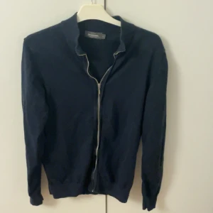 Dressmann Zip tröja - Fin mörkblå Dressmann Full Zip tröja. Storlek S passar XS också.