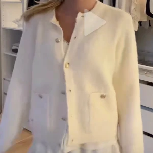 Lindex stickad kofta - EJ mina bilder! Endast använd en gång. Fluffig och mjuk och inte alls stickig. Hör av er för egna bilder 🤍