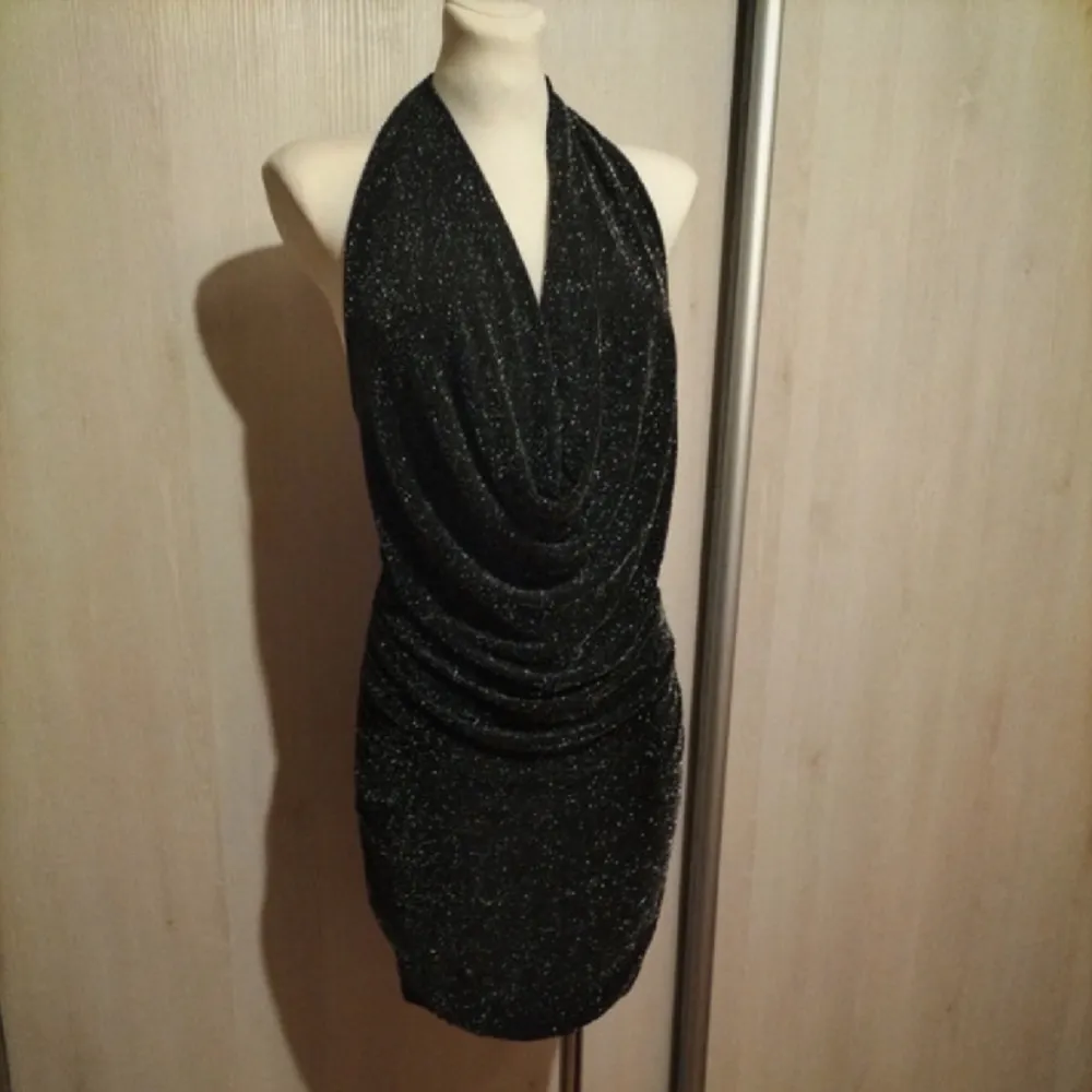 Beautiful sparkly dress, perfect for NYE. Stretchy material so could fit S. ✨ Selling, not my style. . Klänningar.