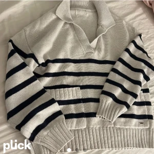 Randig tröja  - Säljer denna snygga tröja från märket Holly & Whyte❤️ det är mina bilder då jag lägger upp denna annons igen. Väldigt fin, lappen är dock borta då den skavde annars som ny