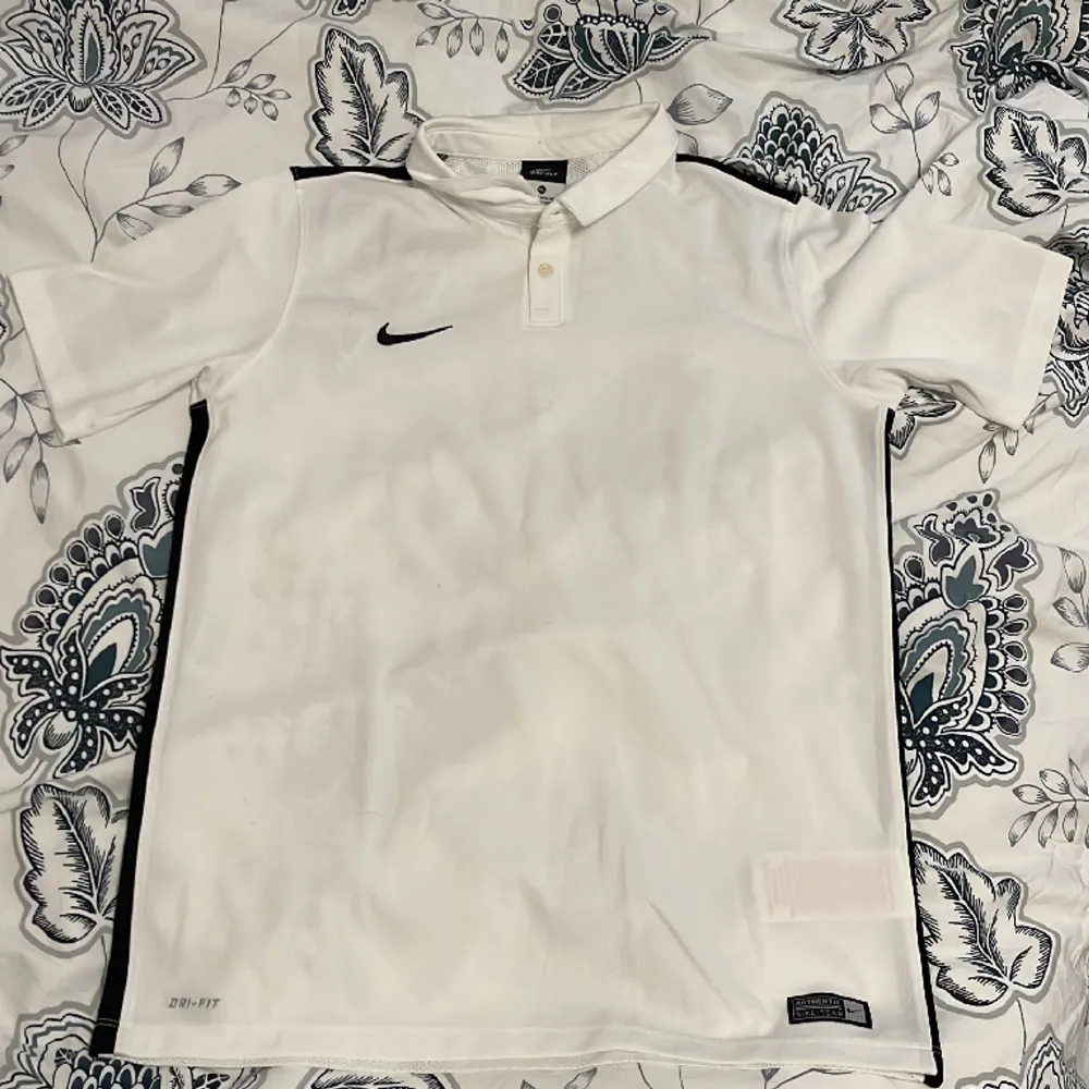 En nästan oanvänd vit träningstshirt i storlek 158-170. T-shirts.