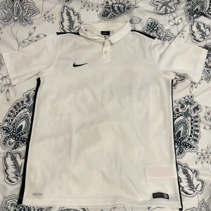 Vit träningstshirt Nike - En nästan oanvänd vit träningstshirt i storlek 158-170