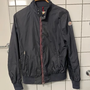 Moncler Jacka  - *GRISH JACKA* ”Moncler Darlan Giubbotto Jacket” Storlek: L (passar M), Skick: 8/10, Retail: 9500kr,  Mitt pris: 2499kr. Skriv ett meddelande för mer bilder eller frågor😊