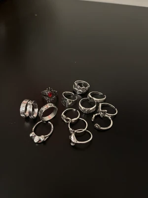 Fina smycken 15x - Fina gulliga ringar i storlek ca 7-9. I legerat stål. 15x stycken med fjäril, hjärtan, blommor, o liknande motiv