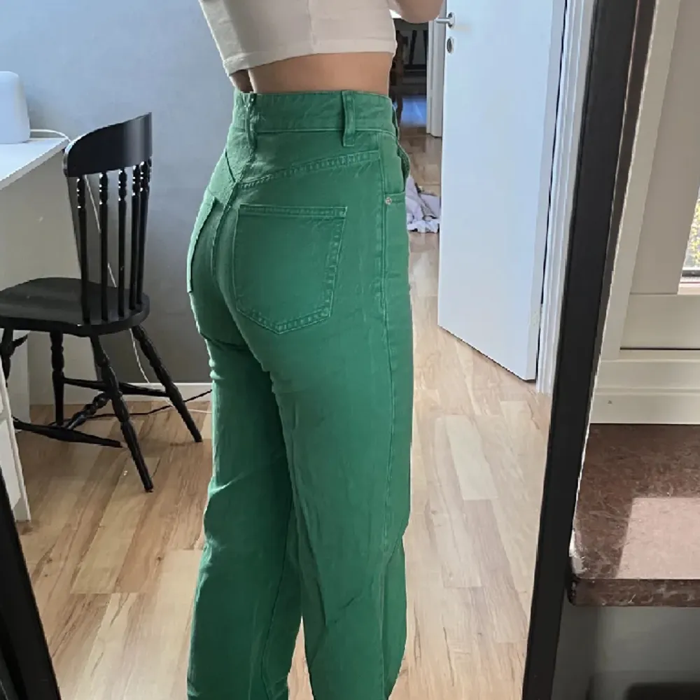 Gröna jeans från Gina tricot i storlek 34💚. Jeans & Byxor.