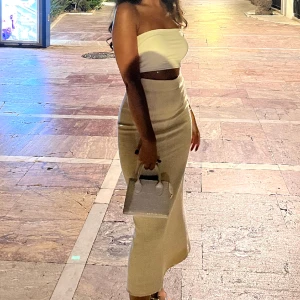 Kjol - Långkjol från zara som endast är använd 1 gång. Passar xs och s ❤️